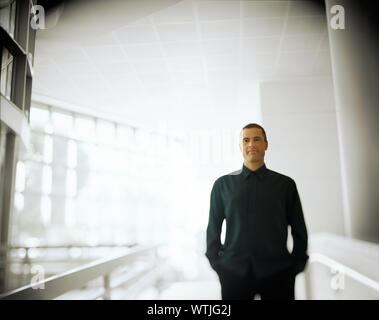 Vorderansicht eines jungen Mannes, der für die Kamera posieren. Stockfoto