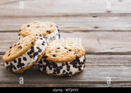 Eis Sandwiches auf Holz Stockfoto