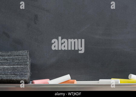 Chalk Stücke unter Blackboard Stockfoto