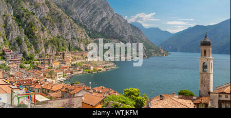 Limone sul Garda - Die kleine Stadt unter den Alpen Felsen auf dem Lago di Garda See. Stockfoto