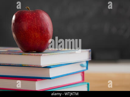 Red Apple auf Stapel von Büchern Stockfoto