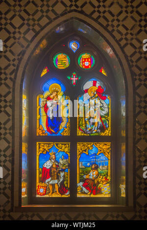 Bunte Bogenfenster in der Kapelle auf dem romantistischen Hügel des Palácio da Pena (Palácio da Pena), Sintra, Portugal. Stockfoto