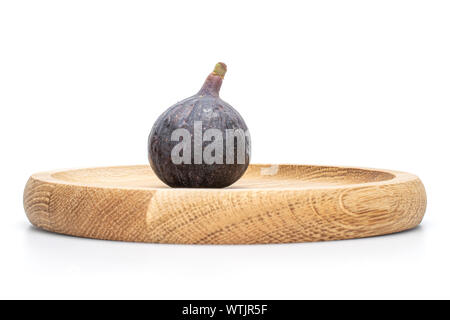 Eine ganze frische Feigen Früchte auf Bambus Platte auf weißem Hintergrund Stockfoto