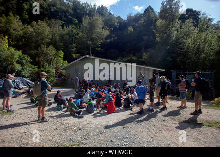 Bild von Tim Manschette - 1. März 2019 - Paul Sangster spricht von einer Schule Gruppe den Besuch der Pupu Hydro, Golden Bay, Neuseeland Stockfoto