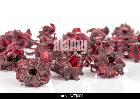 Menge ganz süßen roten kandierten Hibiskus auf weißem Hintergrund Stockfoto