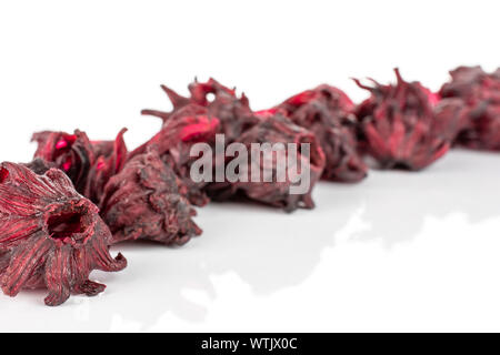 Menge ganz süßen roten kandierten Hibiskus auf weißem Hintergrund Stockfoto