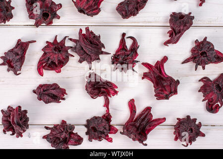 Menge ganz süßen roten kandierten Hibiscus flatlay auf weißem Holz Stockfoto