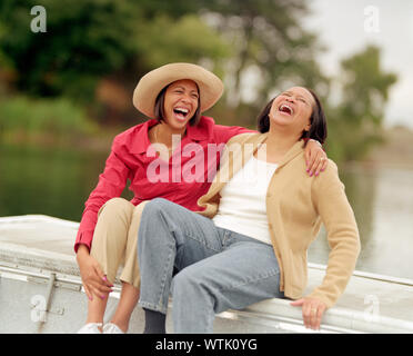 Zwei weibliche Freunde lachen. Stockfoto
