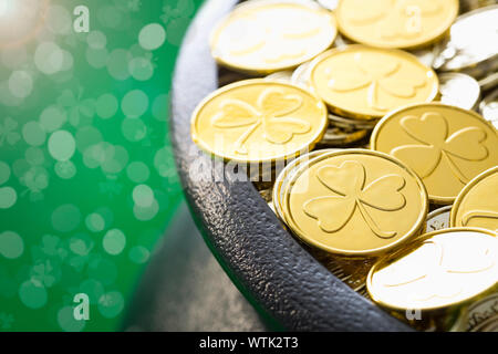 Topf mit goldenen Münzen mit shamrock Muster Stockfoto