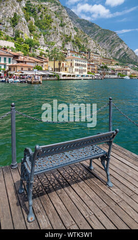 LIMONE SUL GARDA, Italien - 13. Juni, 2019: Die kleine Stadt unter den Alpen Felsen. Stockfoto