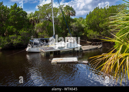 Segelboot günstig auf eine versunkene Trawler auf den Withlacoochee River, Florida Stockfoto