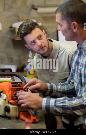 Zwei Männer an der Arbeit die Maschine zum Schneiden von Sperrholzplatten Stockfoto
