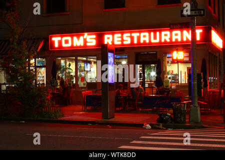 Tom's Restaurant, das Äußere routinemäßig in Seinfeld Episoden verwendet wurde, ist eine der bekanntesten Diners in der Upper West Side, Manhattan im August Stockfoto