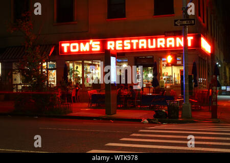 Tom's Restaurant, das Äußere routinemäßig in Seinfeld Episoden verwendet wurde, ist eine der bekanntesten Diners in der Upper West Side, Manhattan im August Stockfoto