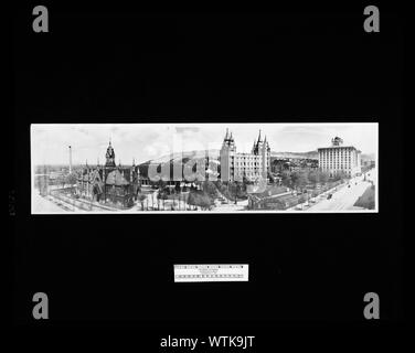 Mormon Temple gründen; Panoramafoto des Temple Square der Kirche Jesu Christi der Heiligen der Letzten Tage. Das Foto ist aus South Temple Street zwischen Haupt- und West Tempel genommen. Von links nach rechts sind die Salt Lake Assembly Hall, den Tabernakel in Salt Lake City (die Dunklen überdachten Kuppelbau hinter der Halle), den Salt-Lake-Tempel, und Hotel Utah ist auf der rechten Seite nach links. Hotel Utah ist nun die Joseph Smith Memorial Building.; Stockfoto