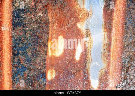 Detaillierte Nahaufnahme auf verwitterte rostiges Metall in hoher Auflösung Stockfoto