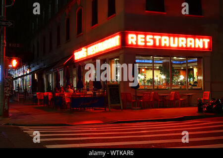 Tom's Restaurant, das Äußere routinemäßig in Seinfeld Episoden verwendet wurde, ist eine der bekanntesten Diners in der Upper West Side, Manhattan im August Stockfoto