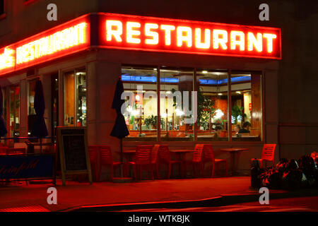 Tom's Restaurant, das Äußere routinemäßig in Seinfeld Episoden verwendet wurde, ist eine der bekanntesten Diners in der Upper West Side, Manhattan im August Stockfoto