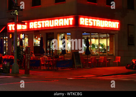 Tom's Restaurant, das Äußere routinemäßig in Seinfeld Episoden verwendet wurde, ist eine der bekanntesten Diners in der Upper West Side, Manhattan im August Stockfoto