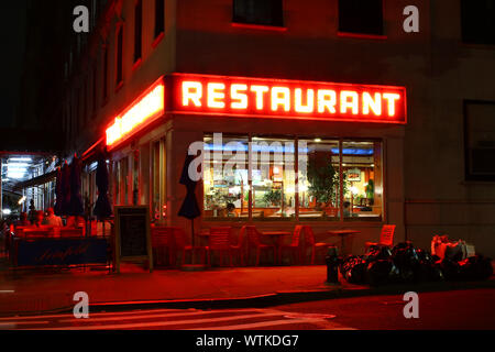 Tom's Restaurant, das Äußere routinemäßig in Seinfeld Episoden verwendet wurde, ist eine der bekanntesten Diners in der Upper West Side, Manhattan im August Stockfoto