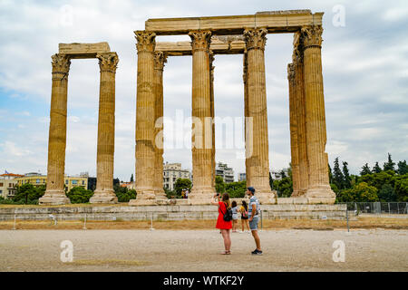 Athen, Griechenland - 15. Juli 2019; Touristen besuchen und fotografieren archäologische Stätte und Säulen Tempel des Zeus, Athen, Griechenland. Stockfoto