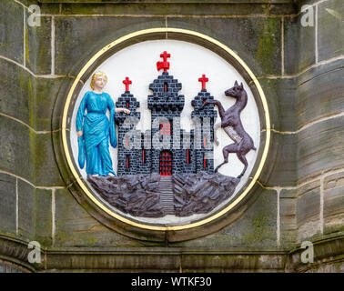 Wappen der Stadt Edinburgh Council on the Mercat Cross, Royal Mile, Edinburgh, Schottland, UK. Stockfoto