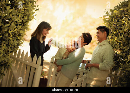 Seitenansicht einer Frau mit einem Kind, als ihre Eltern. Stockfoto