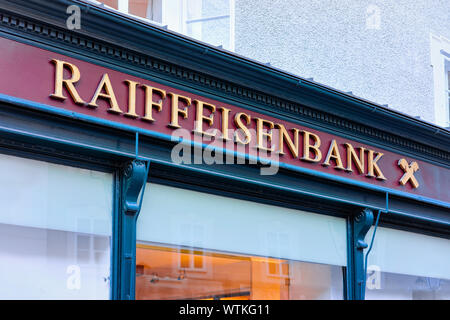 Raiffeisenbank Platte an der Gebäudewand Salzburg Österreich Stockfoto