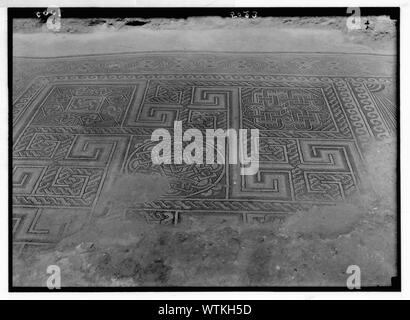 Mosaikfußboden in der Krippe Basilika [der Geburtskirche von Bethlehem] während der Restaurierungsarbeiten im August 1934 entdeckt. Design ähnelt Hakenkreuze Stockfoto