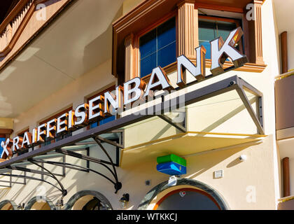 Raiffeisenbank Platte an der Gebäudewand Mayrhofen in Österreich Stockfoto