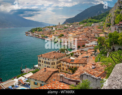 Limone sul Garda - Die kleine Stadt unter den Alpen Felsen auf dem Lago di Garda See. Stockfoto