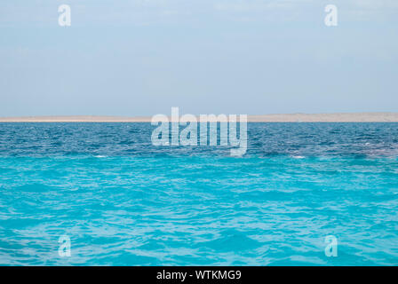 Weite Einstellung auf einem schönen klaren türkisblauen Meer Ozean Wasser Oberfläche mit niedrigen Wellen und subtile Wellen auf marine Hintergrund, horizontale Bild. Vacatio Stockfoto