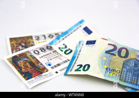 2019. Spanien. Einige Euro Scheine auf einige Karten für die Auslosung der National Christmas lottery. Stockfoto