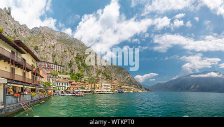 LIMONE SUL GARDA, Italien - 13. Juni, 2019: Die kleine Stadt unter den Alpen Felsen. Stockfoto