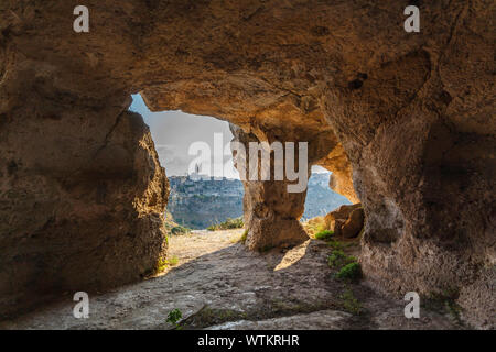 Blick über die gravina Schlucht nach Matera aus einem Felsen Wohnung von der Chiesa Rupestre Madonna della Vergini in der Murgia Materana Park, Matera, Italien Stockfoto