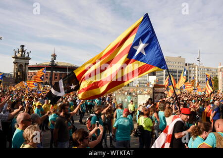 Barcelona, Spanien. 11 Sep, 2019. Tausende stellte sich heraus, im Zentrum von Barcelona katalanische Nationalfeiertag zu feiern, jedes Jahr am 11. September hielt der Krieg von 1714 zu gedenken, wenn die Spanier die Katalanen, die zu einer Zeit der Unterdrückung besiegt. Die Veranstaltung hat sich in den letzten Jahren zunehmend politischen, die aufgrund der Unabhängigkeit kämpfen und Haft am katalanischen Abgeordneten des Parlaments erwartet derzeit Verurteilen für die Befürwortung der Unabhängigkeit für die Provinz. Credit: Rod Harbinson/ZUMA Draht/Alamy leben Nachrichten Stockfoto