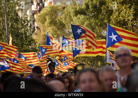 Barcelona, Spanien. 11 Sep, 2019. Tausende stellte sich heraus, im Zentrum von Barcelona katalanische Nationalfeiertag zu feiern, jedes Jahr am 11. September hielt der Krieg von 1714 zu gedenken, wenn die Spanier die Katalanen, die zu einer Zeit der Unterdrückung besiegt. Die Veranstaltung hat sich in den letzten Jahren zunehmend politischen, die aufgrund der Unabhängigkeit kämpfen und Haft am katalanischen Abgeordneten des Parlaments erwartet derzeit Verurteilen für die Befürwortung der Unabhängigkeit für die Provinz. Credit: Rod Harbinson/ZUMA Draht/Alamy leben Nachrichten Stockfoto