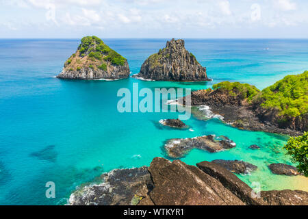 Anzeigen von Morro dos Dois Irmãos und Baia dos Porcos in Fernando de Noronha, einem paradiesischen tropischen Insel vor der Küste von Brasilien Stockfoto