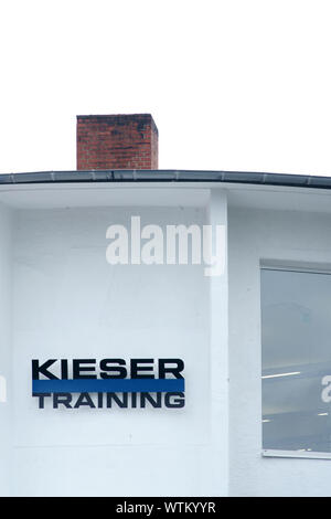 Hanau, Deutschland - 07 September, 2019: Die Fassade eines Fitnesscenter, die die Kieser Training Methode verwendet am 07 September, 2019 in Hanau. Stockfoto