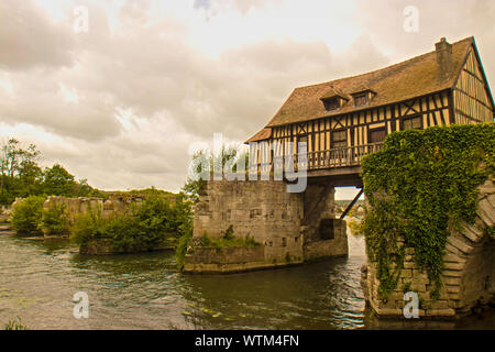 Die alte Mühle von Vernon, Frankreich war eine Mühle, die im 12. Jahrhundert und hat als Touristenattraktion restauriert. Stockfoto