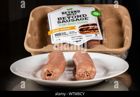 Darüber hinaus basierte fleischbetrieb Wurst in Paket von vier links Stockfoto