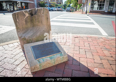 Fredericksburg, VA, USA - AUGUST 2017: ein Stein Auktion Block in den Sklavenhandel verwendet, steht auf einer Kreuzung vor dem lokalen Beamten gestimmt, um es zu bewegen. Stockfoto