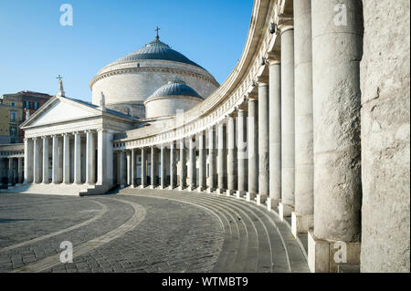 Schönen nachmittag Blick auf die geschwungene Kolonnade in der Piazza del Plebiscito Plaza in Neapel, Italien Stockfoto