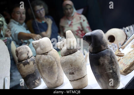 Luxor, Ägypten. 11 Sep, 2019. Artefakte sind in Luxor Museum in Luxor, Ägypten gesehen, an Sept. 8, 2019. Die zweistöckigen Luxor Museum mit Blick auf die östlichen Ufer des Nil im Herzen von Oberägypten Denkmal - reiche Stadt Luxor, ein Kapital im alten Ägypten als Theben bekannt, ist ein einzigartiges Wahrzeichen für die Erkundung der Geschichte des alten Ägypten durch verschiedene Epochen. Credit: Ahmed Gomaa/Xinhua/Alamy leben Nachrichten Stockfoto