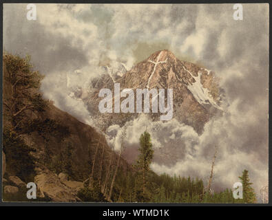 Berg des Heiligen Kreuzes in den Wolken; Stockfoto