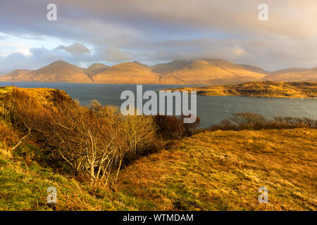 Die Ben mehr Reichweite über Loch na Keal bei Sonnenuntergang, Isle of Mull, Schottland, Großbritannien Stockfoto