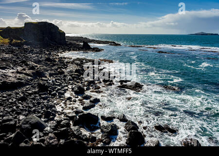 Die Treshnish Inseln (rechts) von der Halbinsel Treshnish Spaziergang entlang der Küste, auf der Insel Mull, Schottland, Großbritannien Stockfoto