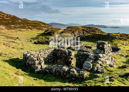 Das verlassene Dorf Treshnish Crackaig auf der Halbinsel an der Küste zu Fuß, Isle of Mull, Schottland, Großbritannien Stockfoto