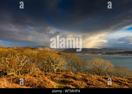 Dusche Wolken über dem Ben mehr Hügel, über Loch Tuath, Isle of Mull, Schottland, Großbritannien Stockfoto