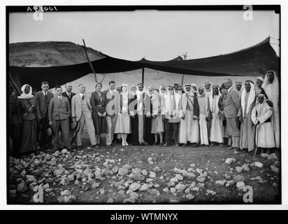 Herr & Frau Tunney [?] bei Beduinen Camp mit Sheik Majid am Shumet Kimrin [?]. Herr & Frau La Gorce, März 1931. Ganze Gruppe Stockfoto